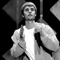 Terlihat begitu terpancar senyum di wajah Justin ketika menyambut dengan hangat para penggemar yang menghampiri dirinya. Tidak terlihat wajah kesal yang tampak dari Justin. (AFP/Bintang.com)