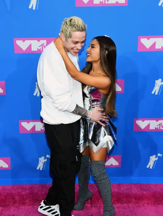 Dikatakan, Ariana Grande akan menghabiskan waktu dengan orang-orang terdekatnya. (Pete Davidson - Ariana Grande - Nicholas Hunt - Gettu Images North America - AFP)