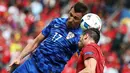 Striker Kroasia, Mario Mandzukic, duel dengan pemain Turki, Cenk Tosun, dalam laga Grup D Piala 2016 di Stadion Parc des Princes, Paris, (12/6/2016). (AFP/Kenzo Tribouillard)