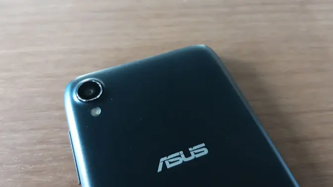 Tampak belakang Zenfone Live L1. Liputan6.com/ Agustinus Mario Damar