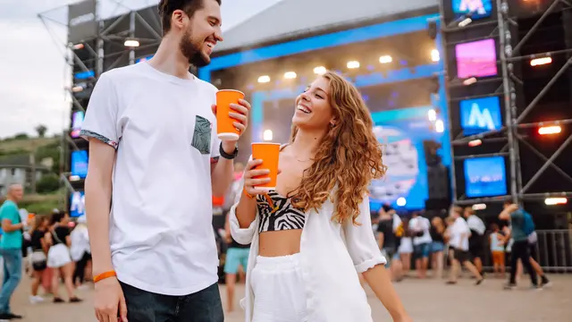 Membelikannya Tiket Konser Idol Kesayangan