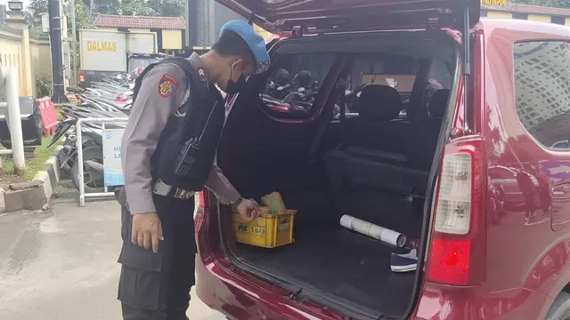 Anggota Polres Metro Depok berjaga usai kejadian bom bunuh diri di Polsek wilayah Bandung.