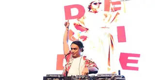 Dipha Barus menutup panggung XYZ Day 2018 (25/4) dengan meriah. Sudah sejak pagi, banyak penggemar yang menantikan penampilannya. (Bambang E. Ros/Bintang.com)