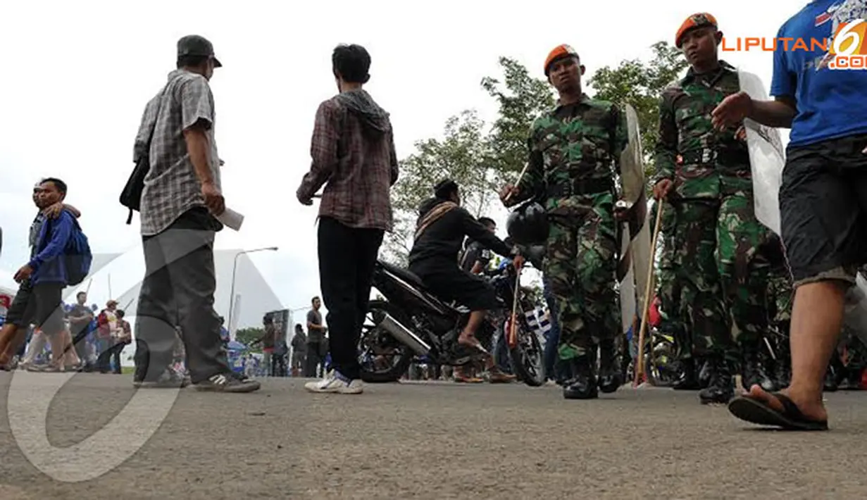 Aparat TNI terlihat sedang berpatroli di sekitar stadion Si Jalak Harupat Bandung guna mengamankan laga Persib vs DC United yang bertanding pada Jumat malam 6 Des 2013.(Liputan6.com/Helmi Fithriansyah)