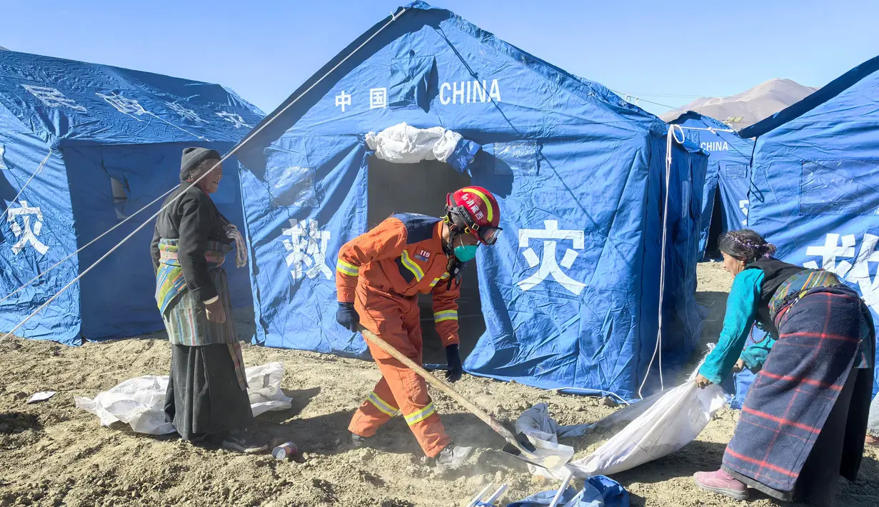 Gempa tersebut menyebabkan getaran dan mengakibatkan kerusakan pada lebih dari 3.000 rumah. (AFP/China OUT)
