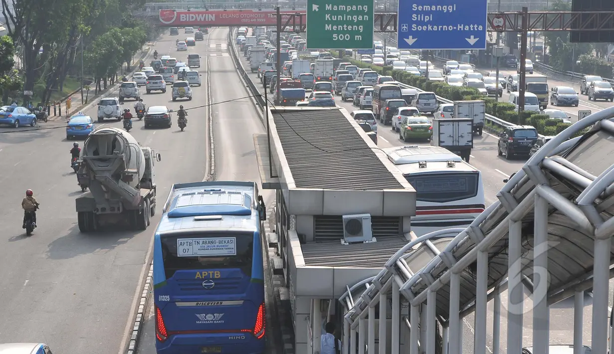 Menurut Ahok, kesalahan utama konsep APTB adalah beroperasi hingga kota penyangga. Seharusnya, TransJakarta yang merambah hingga perbatasan kota untuk mengangkut penumpang, Jakarta, Kamis (7/5/2015). (Liputan6.com/Herman Zakharia)