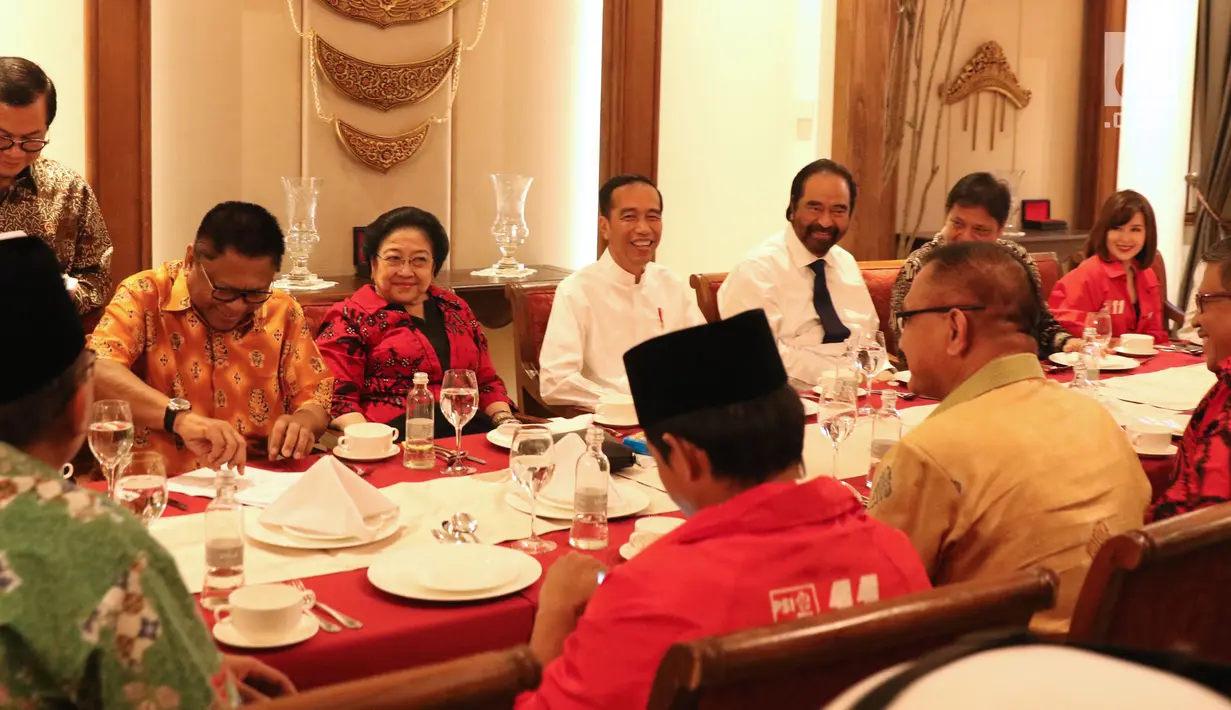 Presiden RI, Joko Widodo (tengah) saat melakukan pertemuan dengan pimpinan partai politik pendukung di Pilpres 2019, Jakarta, Kamis (9/8). Pertemuan membahas koalisi jelang pendaftaran bakal Capres/Cawapres Pilpres 2019. (Liputan6.com/Helmi Fithriansyah)