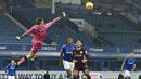 Kiper Everton, Jordan Pickford, menghalau bola saat melawan Leicester City pada laga Liga Inggris di Stadion Goodison Park, Rabu (27/1/2021). Kedua tim bermain imbang 1-1. (Paul Ellis/Pool via AP)