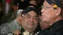 Putra Mahkota KBPH Prabu Suryodilogo (kiri) saat mengantar jenazah KGPAA Paku Alam IX di Puro Pakualaman, Yogyakarta, Minggu (22/11/2015). Paku Alam IX meninggal pada Sabtu (21/11) dan akan dimakamkan di Astana Giri Gondo Kulon Progo. (Foto:Boy  Harjanto)