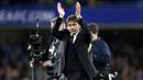 Pelatih Chelsea, Antonio Conte memberikan salam kepada fans usai mengalahkan Manchester City pada lanjutan Premier League di Stamford Bridge stadium (5/4/2017). Chelsea menang 2-1. (AP/Kirsty Wigglesworth)