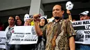 Novel Baswedan mendapatkan dukungan massa saat sidang praperadilan di PN Jakarta Selatan, Jumat (29/5/2015). Aksi tersebut sebagai bentuk dukungan terhadap Novel dan mengecam Bareskrim Polri. (Liputan6.com/Yoppy Renato)