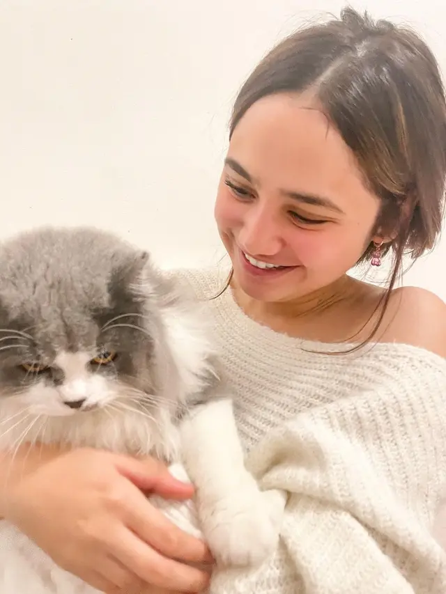 Syifa Hadju dan Kucing