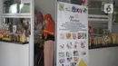 Pelaku usaha mikro, kecil, dan menengah (UMKM) melayani pembeli di kiosnya di kawasan terpadu Stasiun Tebet, Jakarta, Sabtu (6/11/2021). Dinas PPKUKM Provinsi DKI Jakarta menyediakan 72 kios untuk UMKM yang telah bergabung menjadi anggota Jakpreneur.  (Liputan6.com/Herman Zakharia)