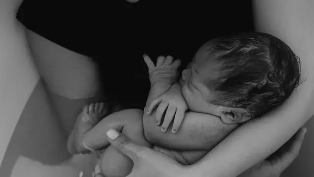 Momen Saat Baby Issa Pertama Kali Melihat Adiknya Lahir, Haru dan Menggemaskan (instagram/nikitawillyofficial94, YouTube/Nikita Willy Official)