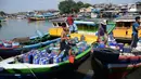 Nelayan memindahkan air bersih dengan jiriken untuk dibawa dalam perahu di Jakarta Utara, Rabu (9/5). Para nelayan tersebut harus membeli air bersih untuk kebutuhan mencari ikan. (Liputan6.com/Angga Yuniar)