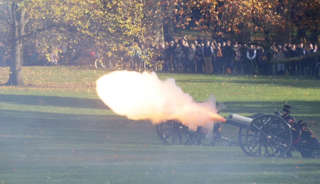 Anggota Raja Pasukan Royal Horse menembakkan meriam untuk merayakan ulang tahun Pangeran Charles di Green Park, London, Rabu (14/11). Tembakan salvo sebanyak 41 kali tersebut menandai hari ulang tahun Pangeran Charles yang ke-70. (AP/Tim Ireland)