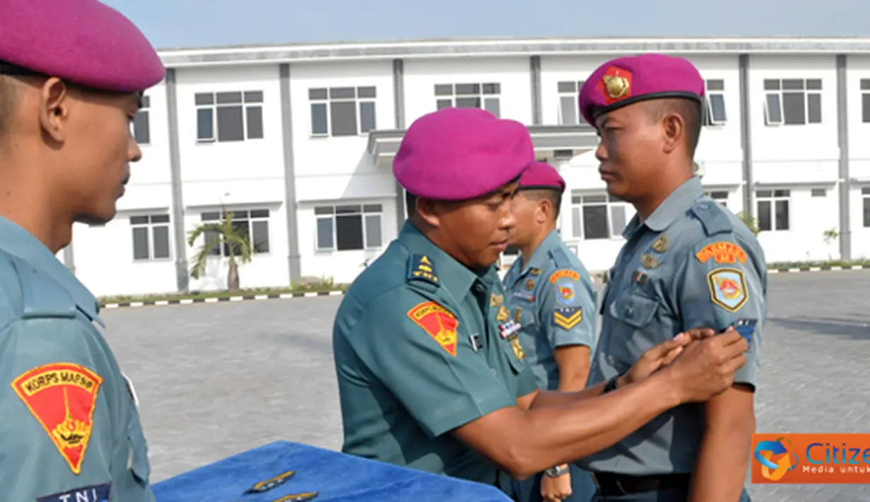 Citizen6, Sidoarjo: Pasops Denma Pasmar-1 Mayor Marinir I Gede Edy Supriyadi menerima laporan kenaikan pangkat dari 45 personel Bintara dan Tamtama Denmako Pasmar 1 di lapangan apel Denma Pasmar-1 Trian Moekijat, Kamis (12/4). (Pengirim: Budi Abdillah)