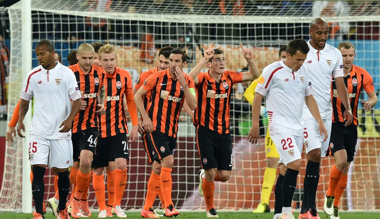 Pemain Shakhtar merayakan gol Taras Stepanenko ke gawang Sevilla dalam laga leg pertama semifinal Liga Europa di Stadion Arena Lviv, Lviv, Ukraina, Jumat (29/4/2016) dini hari WIB. (AFP/Genya Savilov)
