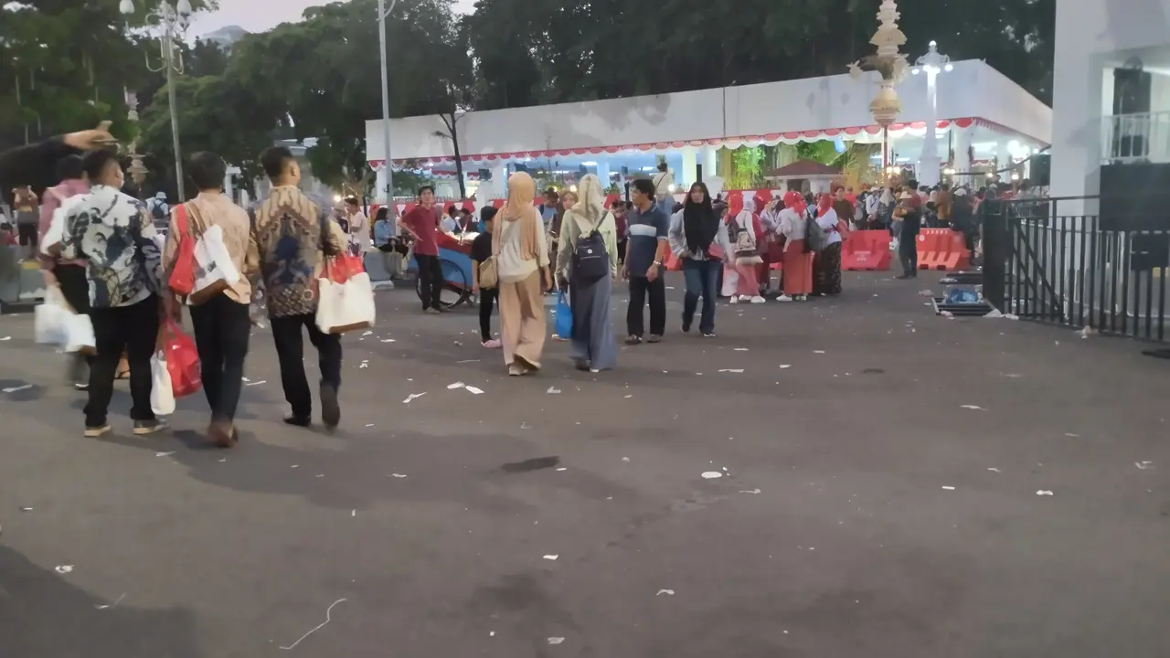 Sampah plastik berserakan di halaman Istana Merdeka, Jalan Medan Merdeka Utara, Jakarta Pusat setelah dipadati ratusan warga yang menyaksikan Upacara Penurunan Bendera Merah Putih dalam peringatan HUT ke-78 RI.