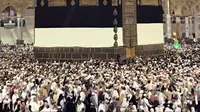 Umat muslim mengelilingi Kabah saat melakukan ibadah haji di Masjidil Haram, Mekah, Arab Saudi (28/8). Ibadah haji merupakan rukun Islam yang kelima, yang wajib dilakukan oleh umat muslim yang mampu. (AP Photo / Khalil Hamra)