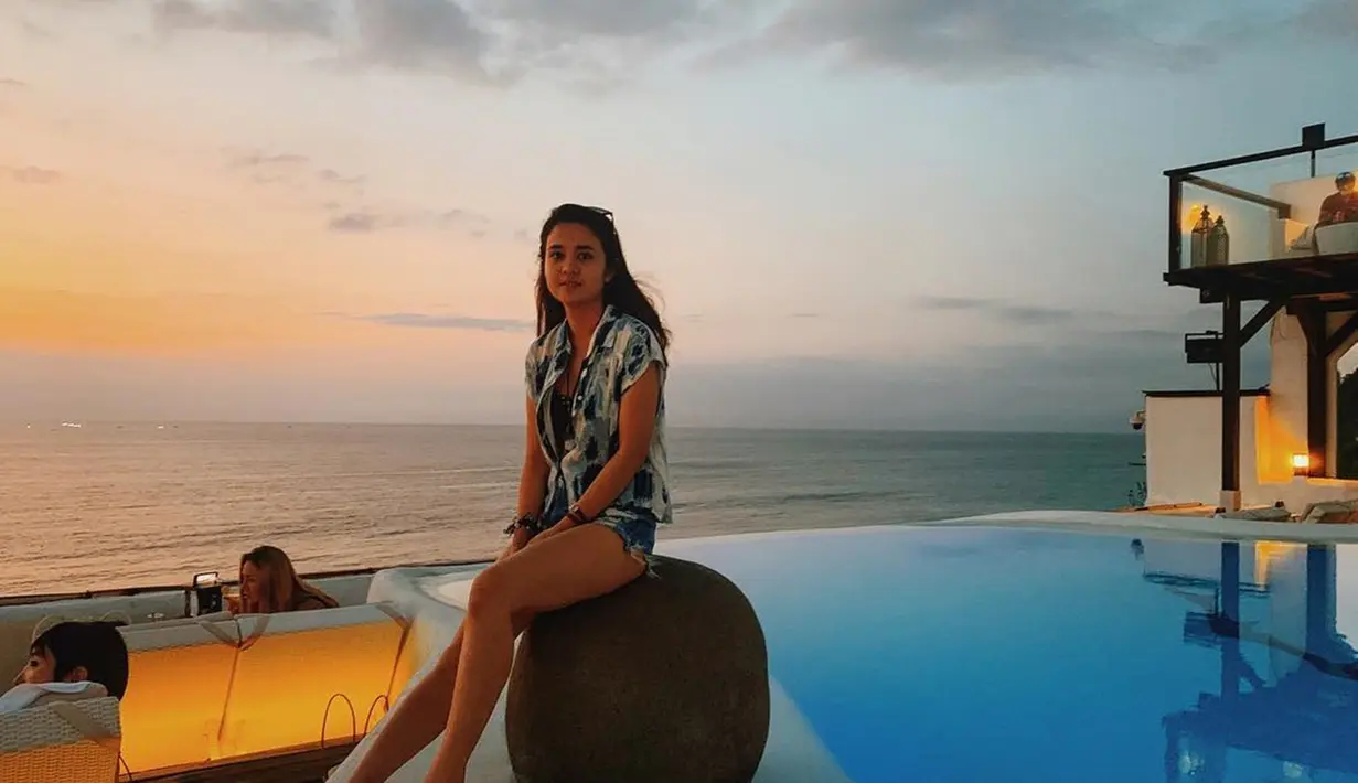 Tampil simpel saat berada di resort mewah Uluwatu, Bali, gaya penampilan Michelle Ziudith sangat curi perhatian. Gaya santainya di pinggir pantai ini sangat menawan dan disebut netizen cantik memesona. (Liputan6.com/IG/@michelleziu)