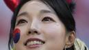 Dalam aksinya, para suporter wanita ini tampil cantik dengan melukis bendera Korea Selatan di bagian pipi. (AP Photo/Alessandra Tarantino)