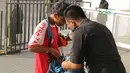 Petugas memeriksa tas suporter sebelum menonton laga Piala AFC 2018 antara Persija Jakarta vs Song Lam Nghe An di Stadion Utama GBK, Rabu (14/3/2018). Panpel menjual sekitar 65.000 lembar tiket. (Bola.com/Surya Bima Mahendarta)