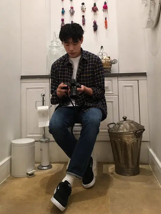 Menjadi aktor dan mendapat berbagai penghargaan, namun sosok Ryu Jun Yeol ini juga terkenal dengan pemilik paras jelek. Meski begitu, dirinya tak merasa marah dengan tanggapan orang-orang. (Instagram/ryusdb)