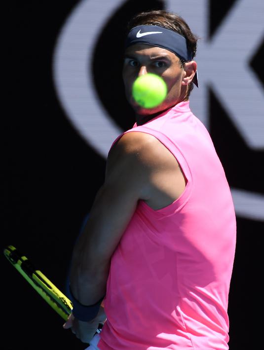 Petenis Rafael Nadal mengembalikan bola dari Hugo Dellien pada pertandingan tunggal putra putaran pertama kejuaraan tenis Australia Terbuka di Melbourne, Australia, Selasa (21/1/2020). Nadal mengalahkan Dellien dan melaju ke putaran kedua Australia Terbuka. (John DONEGAN/AFP)