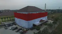 Bentangkan bendera merah putih raksasa menyelimuti seluruh gedung, Polresta Tangerang dapat penghargaan dari Lembaga Prestasi Indonesia Dunia (Leprid).