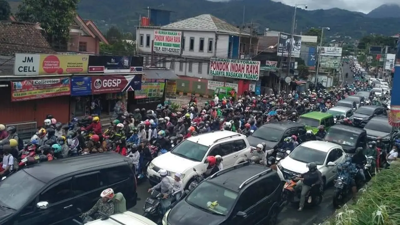 Pengguna jalan di jalur Puncak, Jawa Barat, menghabiskan waktu hingga 13 jam untuk sampai ke rumah karena terjebak macet di Jalur Ciawi-Cianjur, sejak Minggu sore hingga Senin dini hari.