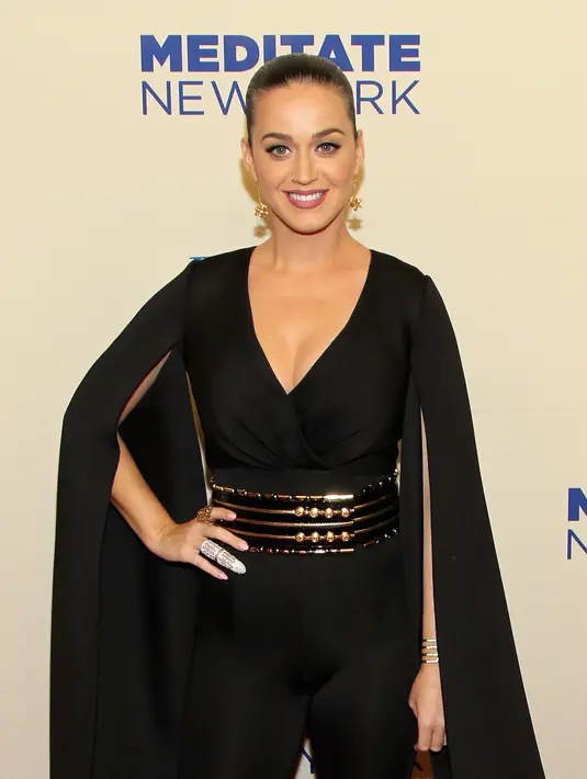 Dukungan Katy ditunjukkan lewat unggahan foto di akun instagramnya. Bersama foto itu, ia juga menyertakan keterangan foto dengan kata-kata yang menunjukkan dukungannya tersebut. (AFP/Bintang.com)
