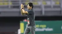 Selesai mengecek kondisi lapangan, Shin Tae-Yong berjalan ke pinggir lapangan sambil menyapa para penonton yang sudah mulai memadati Stadion Gelora Bung Tomo untuk memberikan dukungan kepada Timnas Indonesia U-20. (Bola.com/Ikhwan Yanuar)