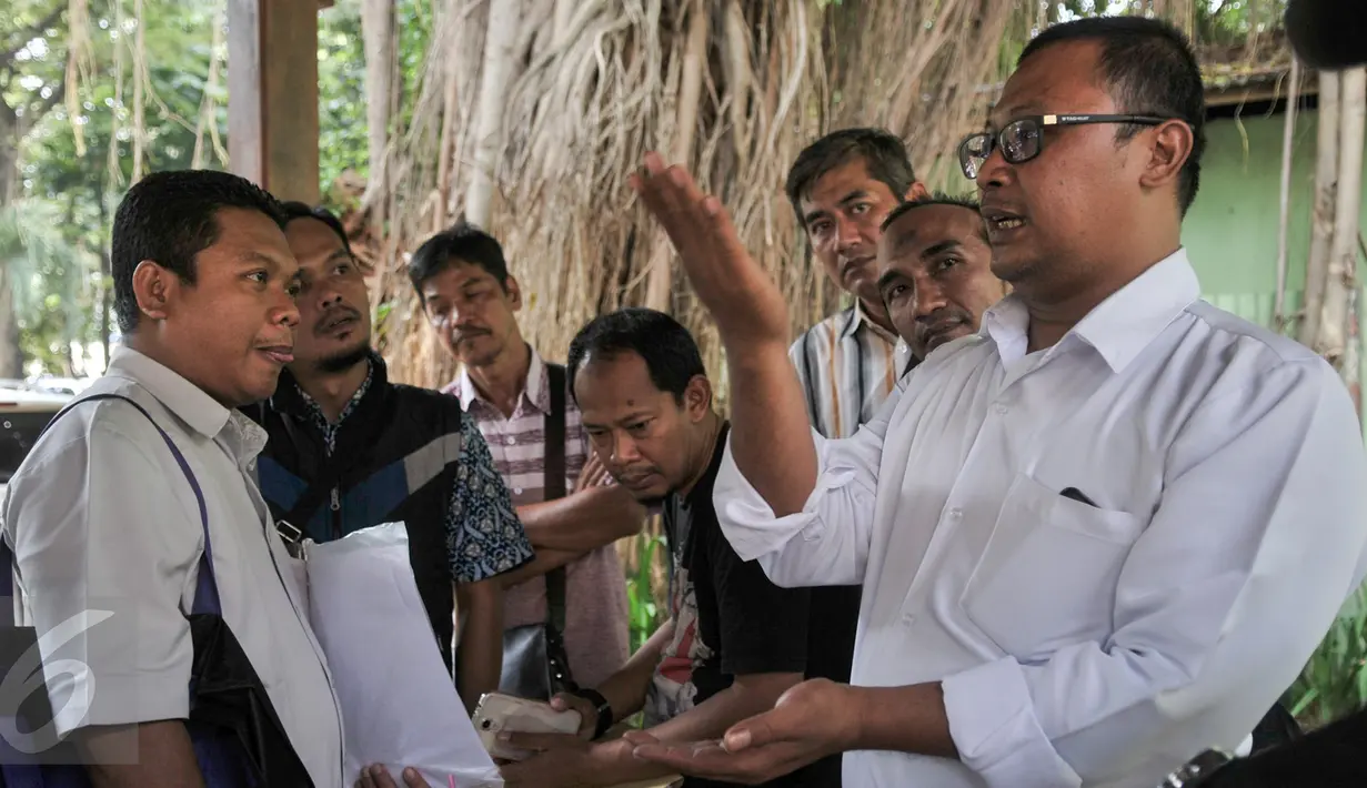 Petugas berbincang dengan korban kasus dugaan penipuan dan penggelapan investasi fiktif Pandawa Group, Jakarta, Rabu (22/2). Polda buat posko crisis center untuk korban kasus dugaan penipuan investasi fiktif Pandawa Group. (Liputan6.com/Yoppy Renato)