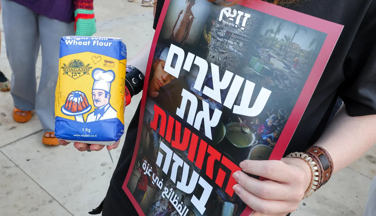 Dalam aksinya, mereka menuntut diakhirinya perang di Gaza dan menyoroti meningkatnya kelaparan di wilayah Palestina. (Jack GUEZ/AFP)