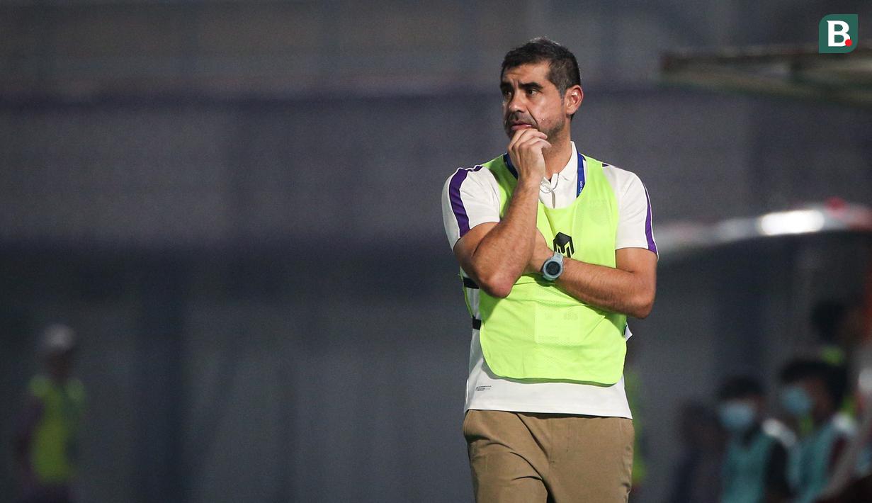 Pelatih kepala Persita Tangerang, Luis Edmundo Duran Riquelme pada laga lanjutan BRI Liga 1 2022/2023 antara Persita Tangerang melawan Persija Jakarta di Stadion Indomilk Arena, Tangerang, Selasa (28/03/2023). (Bola.com/Bagaskara Lazuardi)