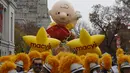 Sebuah balon raksasa diarak di sekitar Central Park West sebelum parade tahunan Macy's Thanksgiving Day ke-90 di Manhattan, New York, Kamis (24/11). Parade ini pertama kali diadakan oleh Macy's pada 1924 di New York. (REUTERS/Andrew Kelly)