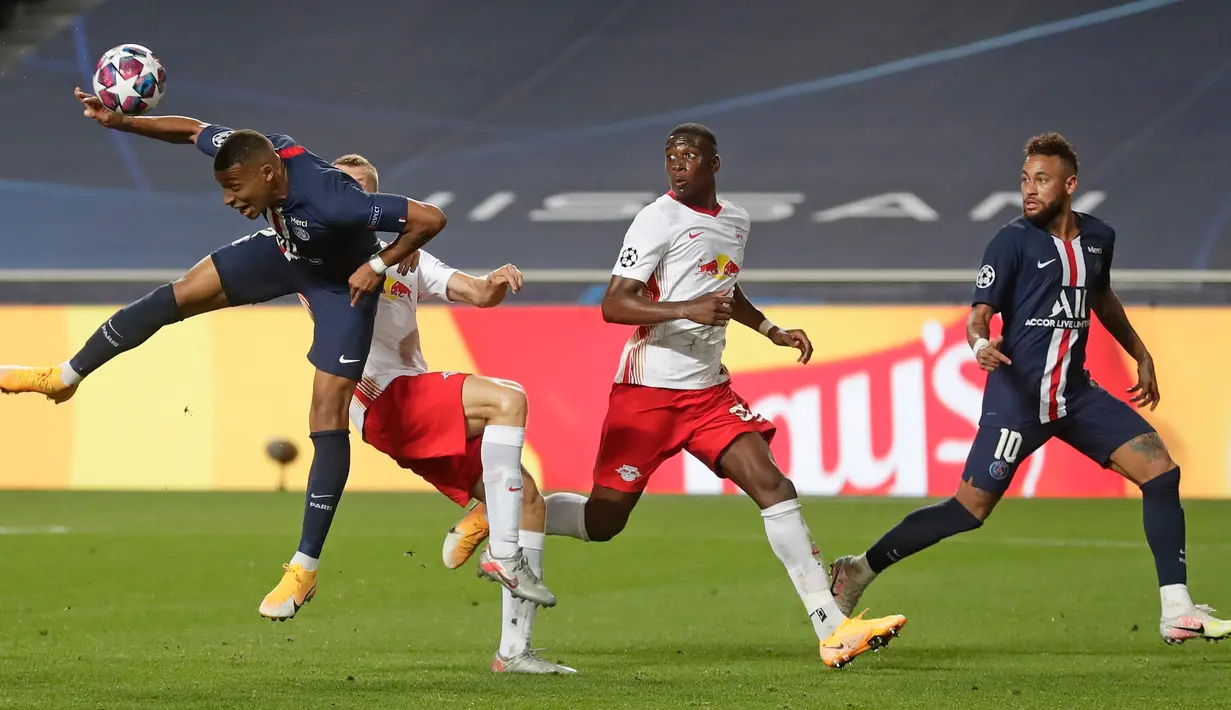 Penyerang Paris Saint-Germain (PSG), Kylian Mbappe menyundul bola saat menghadapai RB Leipzig pada partai semifinal Liga Champions di Estadio da Luz, Lisbon, Selasa (18/8/2020). PSG melaju ke final Liga Champions setelah mengandaskan Leipzig  3-0.  (AP Photo/Manu Fernandez)
