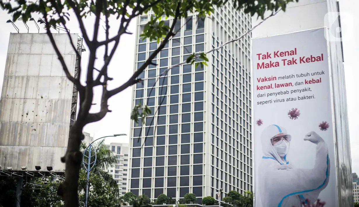 Baliho sosialisasi manfaat vaksinasi terpampang di Jalan Asia Afrika, Senayan, Jakarta, Sabtu (28/11/2020). Presiden Joko Widodo atau Jokowi memperkirakan pemberian vaksin COVID-19 dapat dilakukan pada akhir Desember 2020 atau awal Januari 2021. (Liputan6.com/Faizal Fanani)