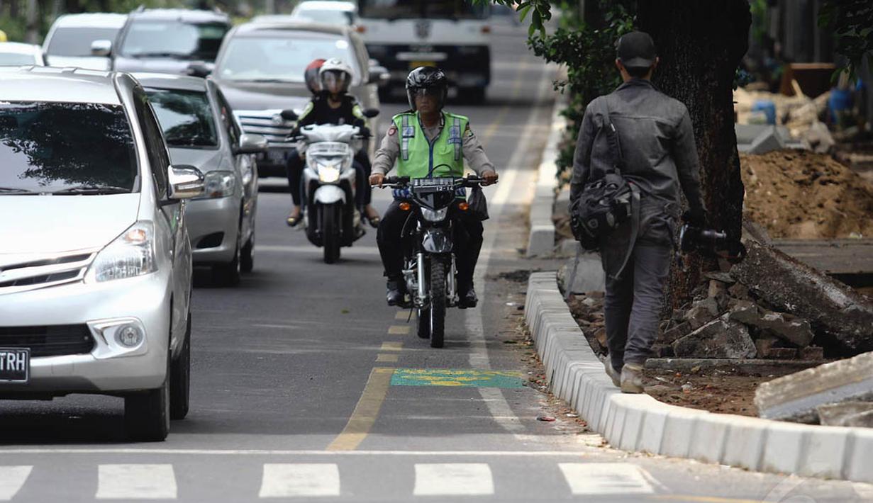 Kendaraan bermotor berada di jalur sepeda di Jalan Imam Bonjol, Jakarta, Kamis (4/12/2014). (Liputan6.com/Faizal Fanani)