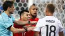 Gelandang Jerman, Joshua Kimmich, bersitegang dengan pemain Cile, Arturo Vidal pada laga final Piala Konfederasi 2017 di Stadion Saint Petersburg, Rusia, Minggu (3/7/2017). Jerman menang 1-0 atas Cile. (EPA/Yuri Kochetkov)