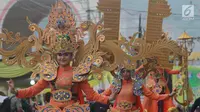 Sejumlah peserta mengikuti Gorontalo Karnaval Karawo di lapangan Taruna Remaja, Kota Gorontalo, Sabtu (20/10). Gorontalo Karnaval Karawo merupakan agenda tahunan yang digelar untuk meningkatkan kunjungan wisatawan. (Liputan6.com/Rahmad Arfandi Ibrahim)