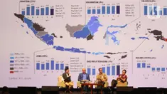 Chief Economist PT BNI Tbk Ryan Kiryanto (kanan) bersama Managing Director Head of Digital Banking & Deputy Head of Consumer Banking Group PT Bank DBS Indonesia Leonardo Koesmanto dan Direktur PT BRI Indra Utoyo berdiskusi dalam IDC 2019 di Jakarta, Kamis (28/11/2019) . (Liputan6.com/Angga Yuniar)
