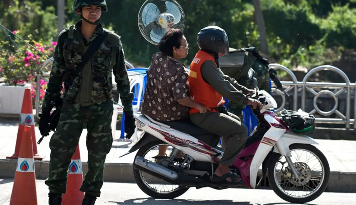 Sejak 20 Mei 2014, Angkatan Bersenjata Thailand memberlakukan situasi darurat militer di seluruh wilayah negara yang berjuluk negeri gajah putih, (22/5/2014). (AFP PHOTO/Manan Vatsyayana)