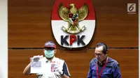 Petugas dan Wakil Ketua KPK Saut Situmorang menunjukkan barang bukti OTT Direktur Teknologi PT Krakatau Steel, Wisnu Kuncoro terkait pengadaan barang dan jasa tahun 2019 di Gedung KPK, Jakarta, Sabtu (23/3). KPK menangkap 4 tersangka dengan barang bukti uang Rp 20 juta. (Liputan6.com/Johan Tallo)