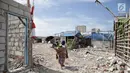 Warga beraktivitas di sekitar bangunan semi permanen di Kampung Akuarium, Jakarta, Rabu (6/11). Wakil Gubernur DKI Jakarta Sandiaga Uno mengatakan, akan menata Kampung Akuarium sebagai percontohan program rumah berlapis. (Liputan6.com/Faizal Fanani)