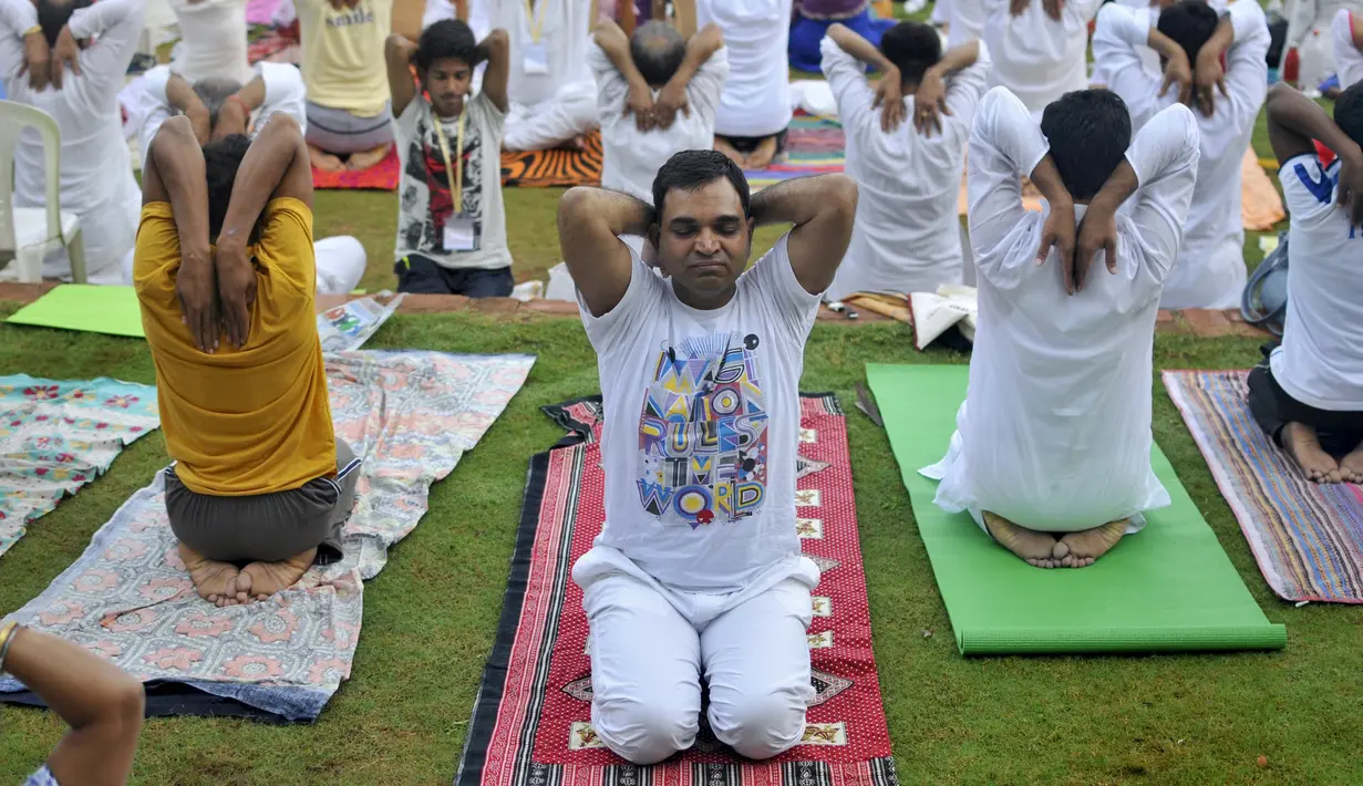 Peserta tengah berkonsentrasi melakukan gerakan yoga menjelang peringatan Hari Yoga Sedunia, di Art of Living ashram di Bengaluru, India, Sabtu (13/5/2015). Hari Yoga Dunia dirayakan pada 21 Juni. (REUTERS/Abhishek N. Chinnappa)