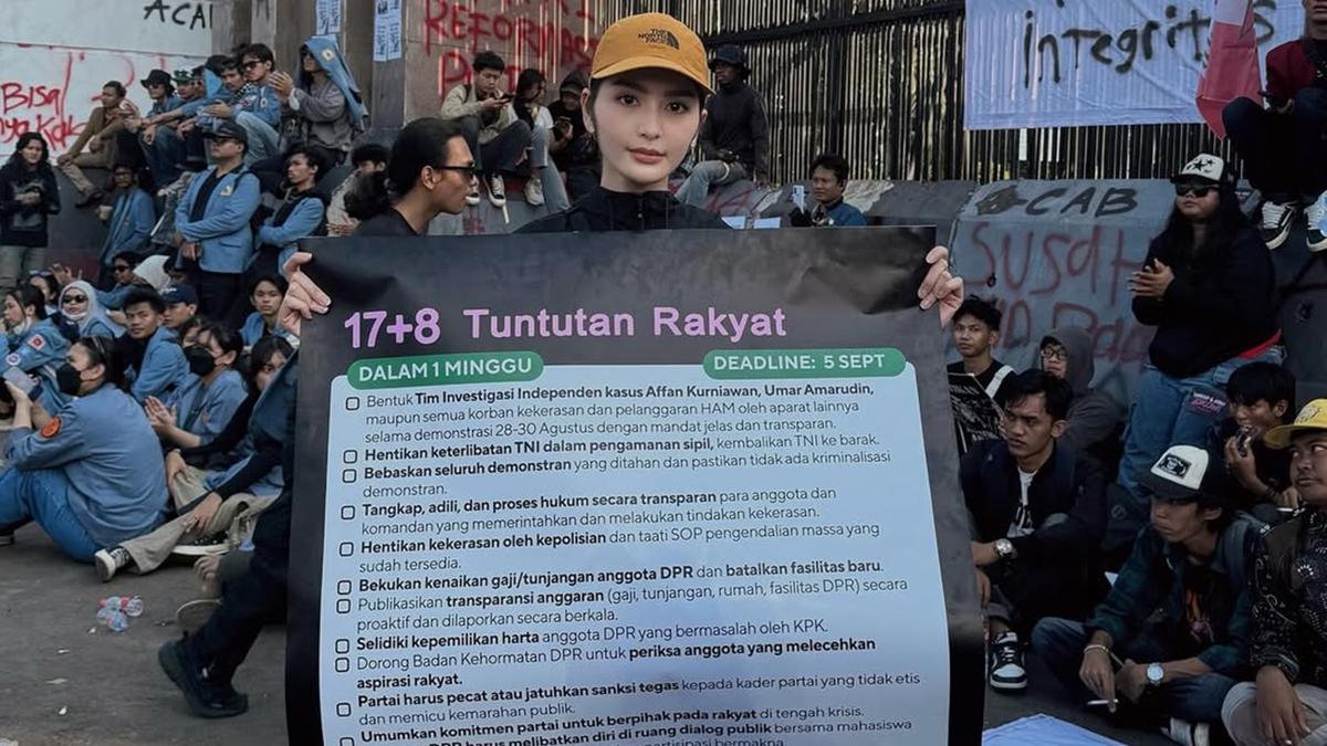 6 Potret Debi Sagita Turun ke Jalan Ikut Demo Gaungkan '17+8 Tuntutan Rakyat'
