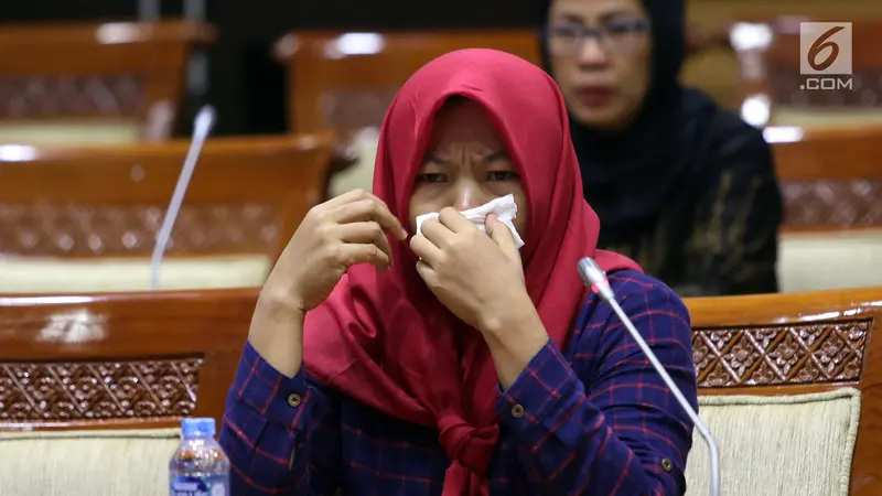 Bawa Anak, Baiq Nuril Menangis Saat Hadiri Rapat Komisi III