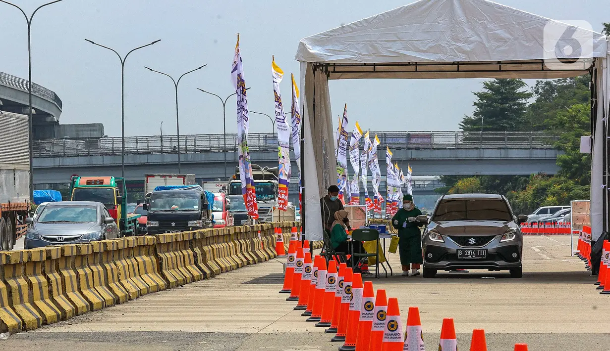 Pengendara melakukan vaksinasi COVID-19 di Gerbang Tol Cibubur Utama, Jakarta, Rabu (1/9/2021). Vaksinasi secara drive thru di ruas Tol Jagorawi menargetkan lima puluh ribu orang sebagai upaya percepatan vaksinasi COVID-19. (Liputan6.com/Angga Yuniar)
